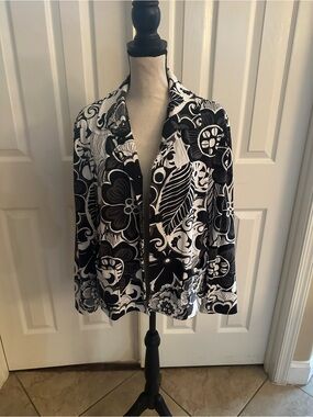 Chico’s size 2 Womens Black & White Floral Jacket with button closure
